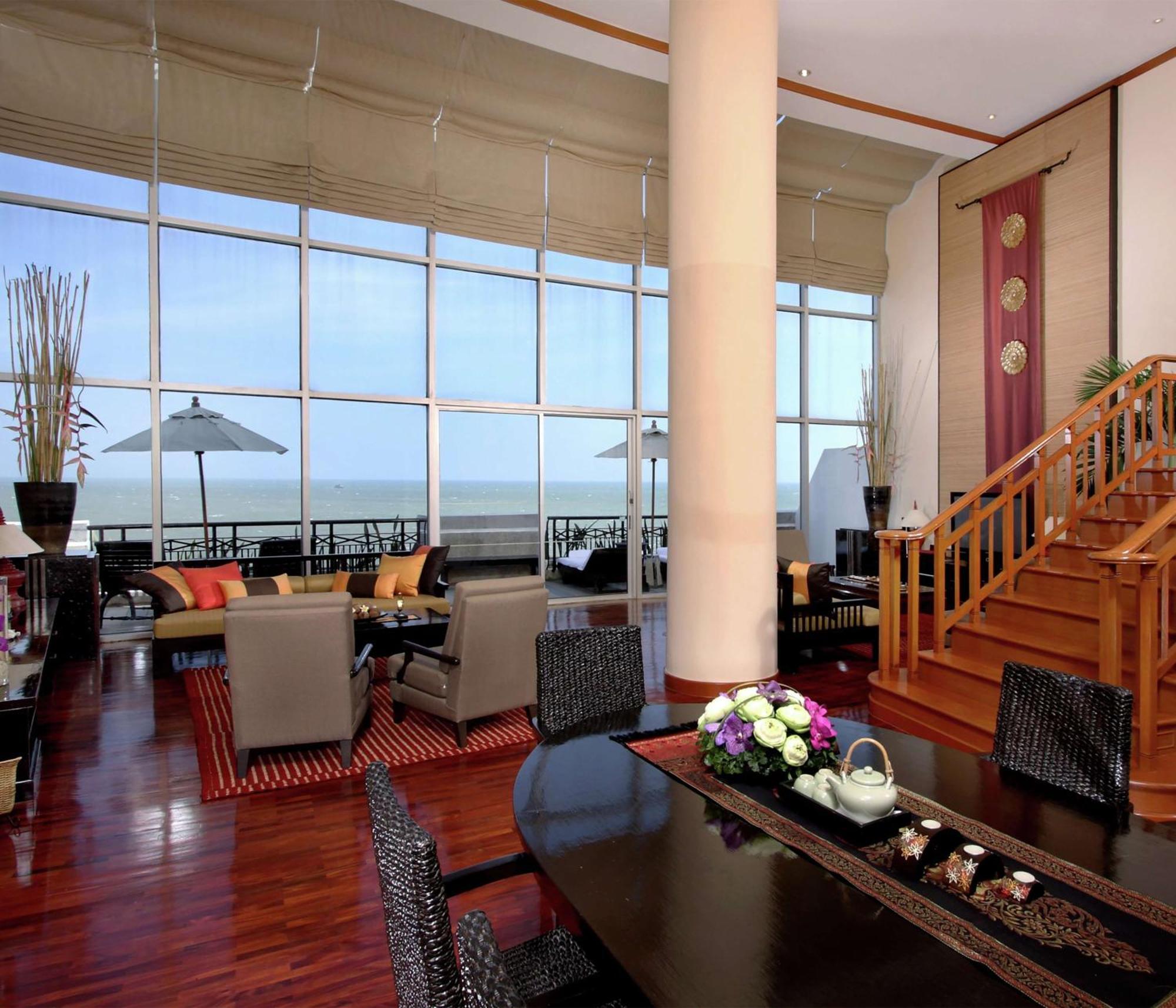 Hilton Hua Hin Resort & Spa Экстерьер фото The interior of a suite at the Royal Suite