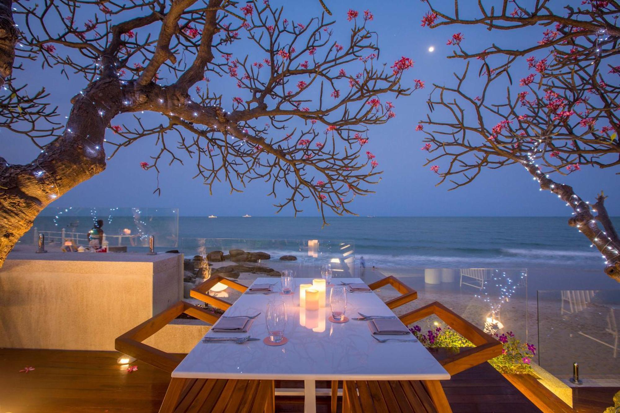 Hilton Hua Hin Resort & Spa Экстерьер фото The Deck